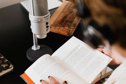Boost Your Spanish Mastery: How Gamers Can Learn with Podcasts & Audiobooks